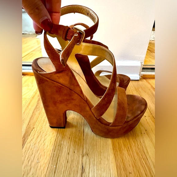 Gorgeous Hardly Worn Platform Wedge Strap Sandal - Picture 3 of 7